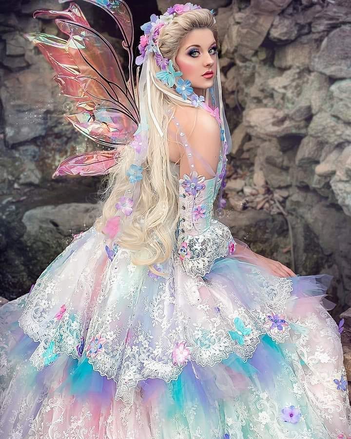 20 Princess-Worthy Fairy Tale Wedding Dresses for Summer Brides! | Vackra  klänningar, Bröllopsklänning, Brudklänning